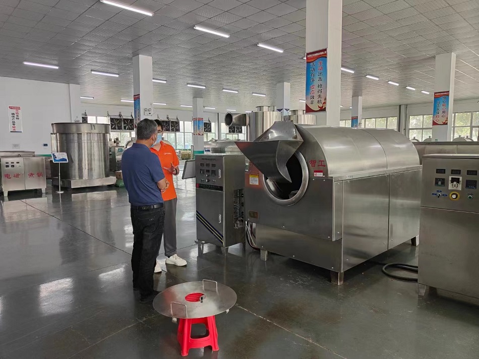 6月11日，湖南客戶來廠考察中型電磁炒貨機